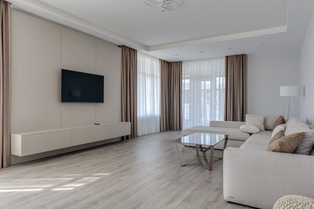 Créer une ambiance avec les dernières tendances en décoration murale pour votre salon.