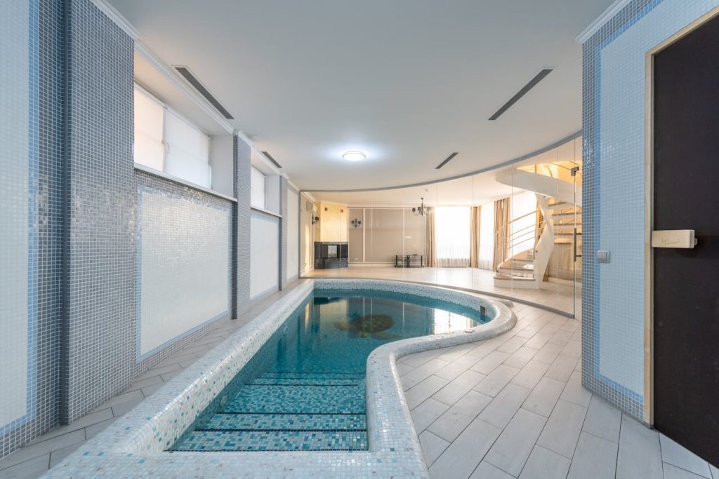créer un espace de détente luxueux chez soi avec des piscines intérieures