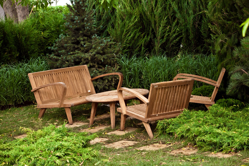 Conseils pratiques pour entretenir un salon de jardin en teck