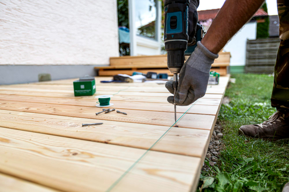 Astuces pour Rénover une terrasse en bois pour un résultat durable