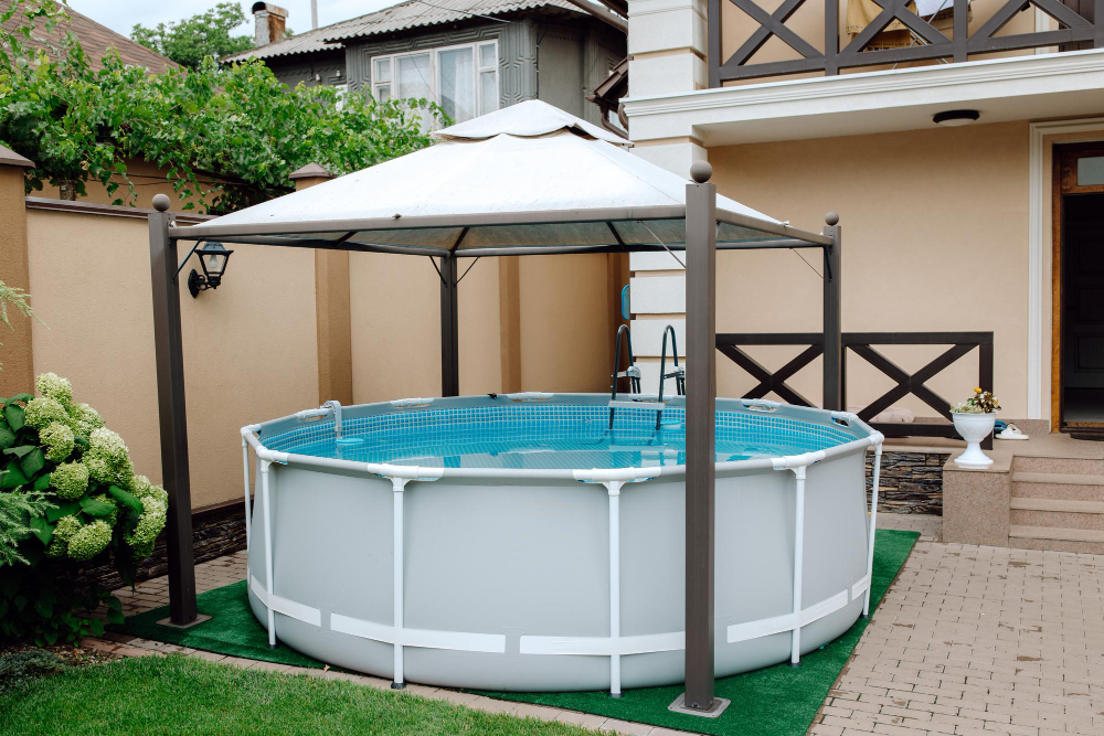 Guide pour trouver la petite piscine hors sol idéale pour votre jardin compact