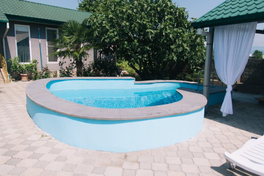 Guide pratique pour trouver la petite piscine hors sol idéale pour votre jardin compact