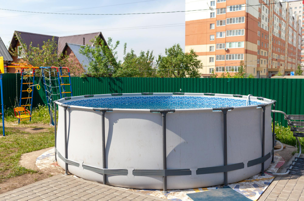 trouver la petite piscine hors sol idéale pour votre jardin compact